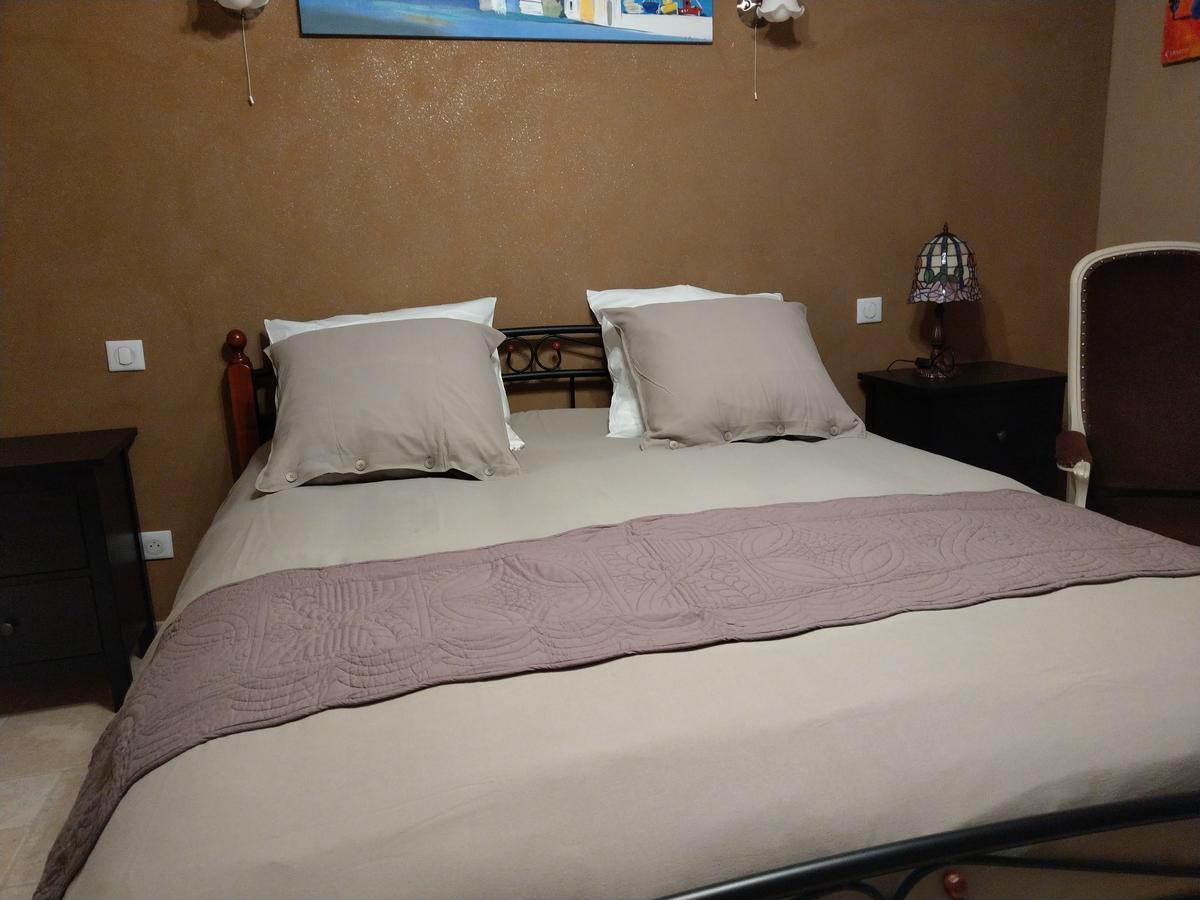 Les Chambres D'Hotes De La Frissonnette Auzelles Luaran gambar